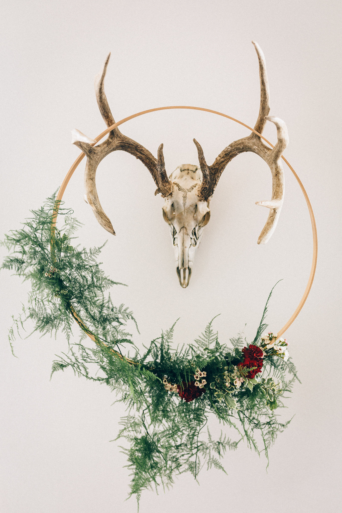 Make your own asymmetrical wreath with this simple tutorial by Blomma Designs and Natasha Price of Paper Peony Alaska | Photos by Anne Marie Moran Photography