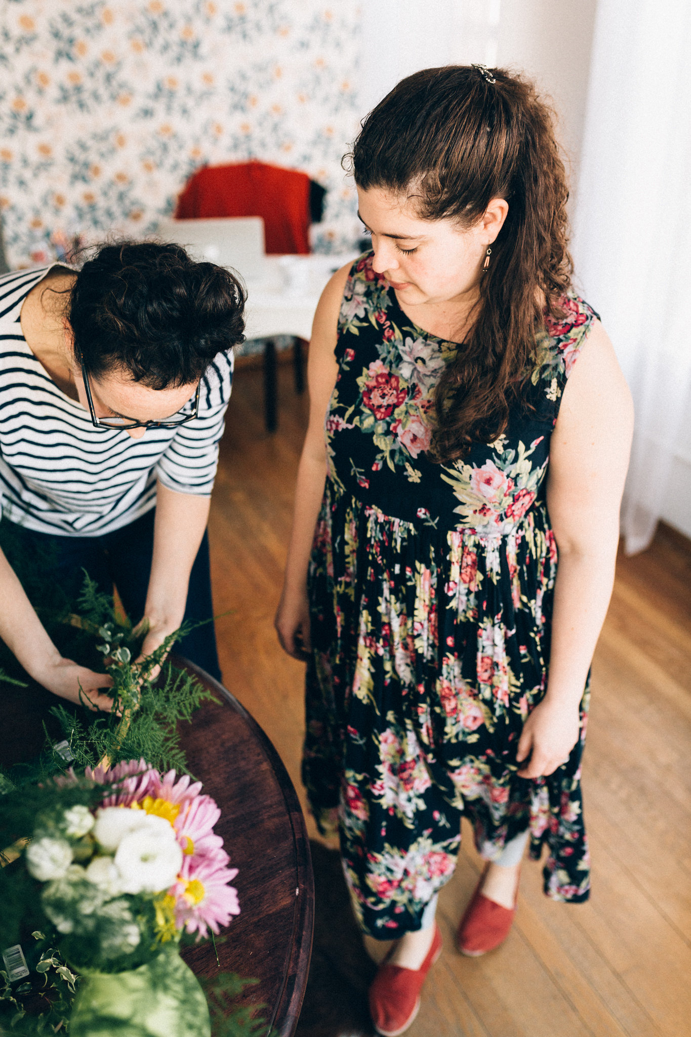 Make your own asymmetrical wreath with this simple tutorial by Blomma Designs and Natasha Price of Paper Peony Alaska | Photos by Anne Marie Moran Photography