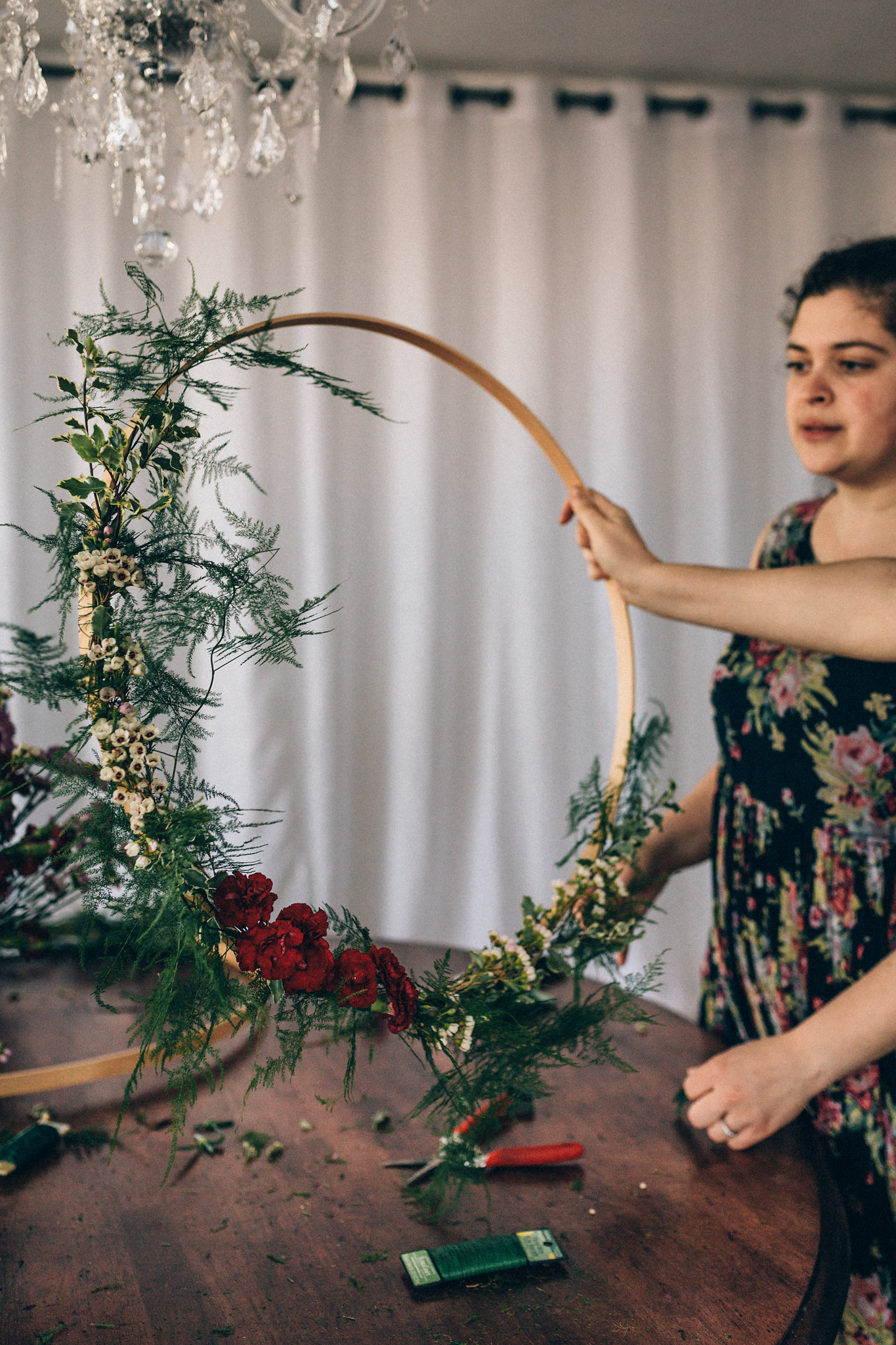 Make your own asymmetrical wreath with this simple tutorial by Blomma Designs and Natasha Price of Paper Peony Alaska | Photos by Anne Marie Moran Photography