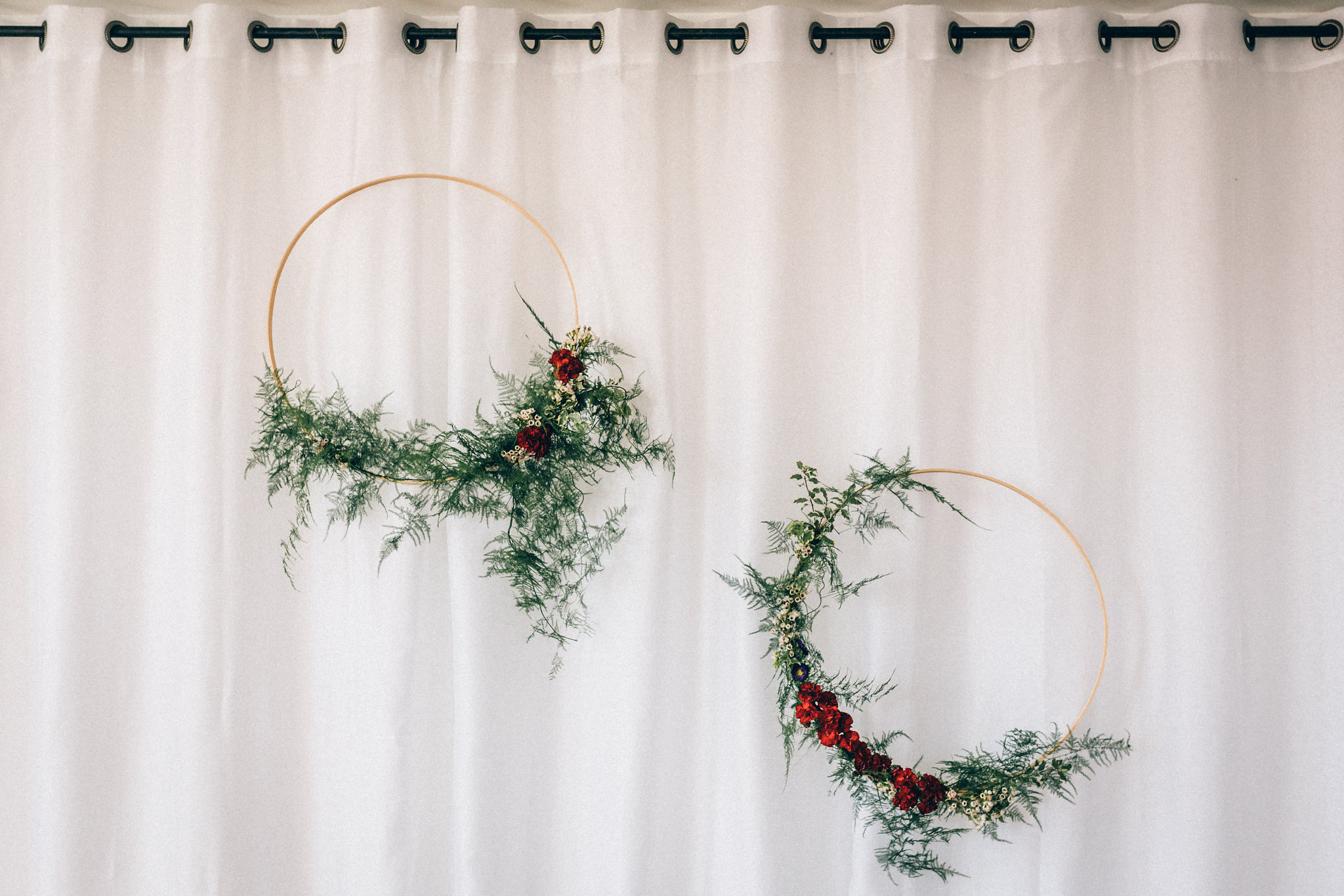 Make your own asymmetrical wreath with this simple tutorial by Blomma Designs and Natasha Price of Paper Peony Alaska | Photos by Anne Marie Moran Photography